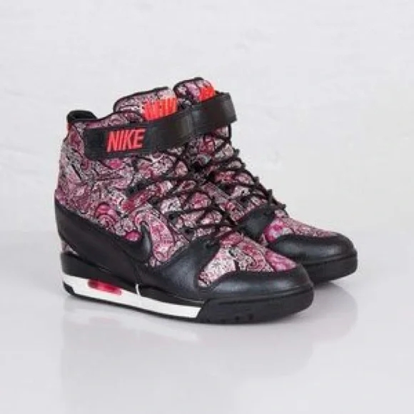 Nike Women’s Sneakers - Picture 4 of 14